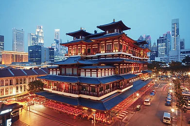 r.nagy/Shutterstock : The magnificent Buddha Tooth Relic Temple in Chinatown, Singapore